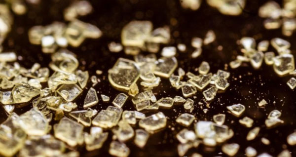 科學(xué)家揭開單重態(tài)裂變太陽能電池中的能量缺失之謎